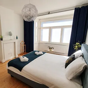 Vakantiehuis Trendy, Authentieke Woning Met Groot Terras En Tuin